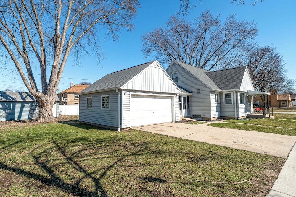 7 Mi to Lake Michigan: Milwaukee Vacation Rental