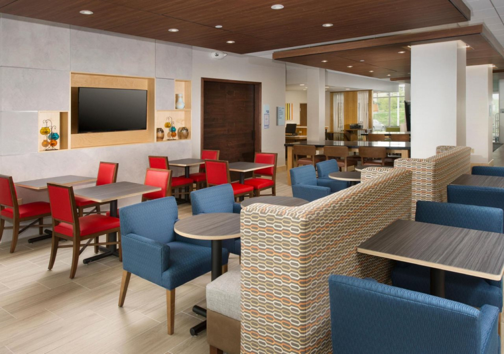 Holiday Inn Express & Suites Altoona by IHG
