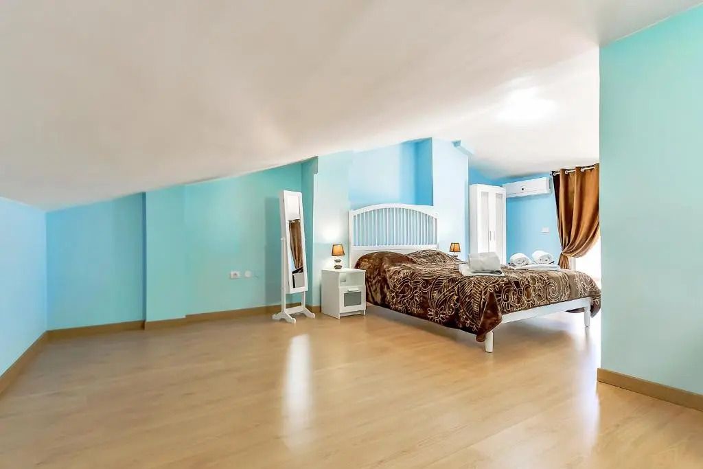 YELLOW 3 bedroom large apartment for 10 guests