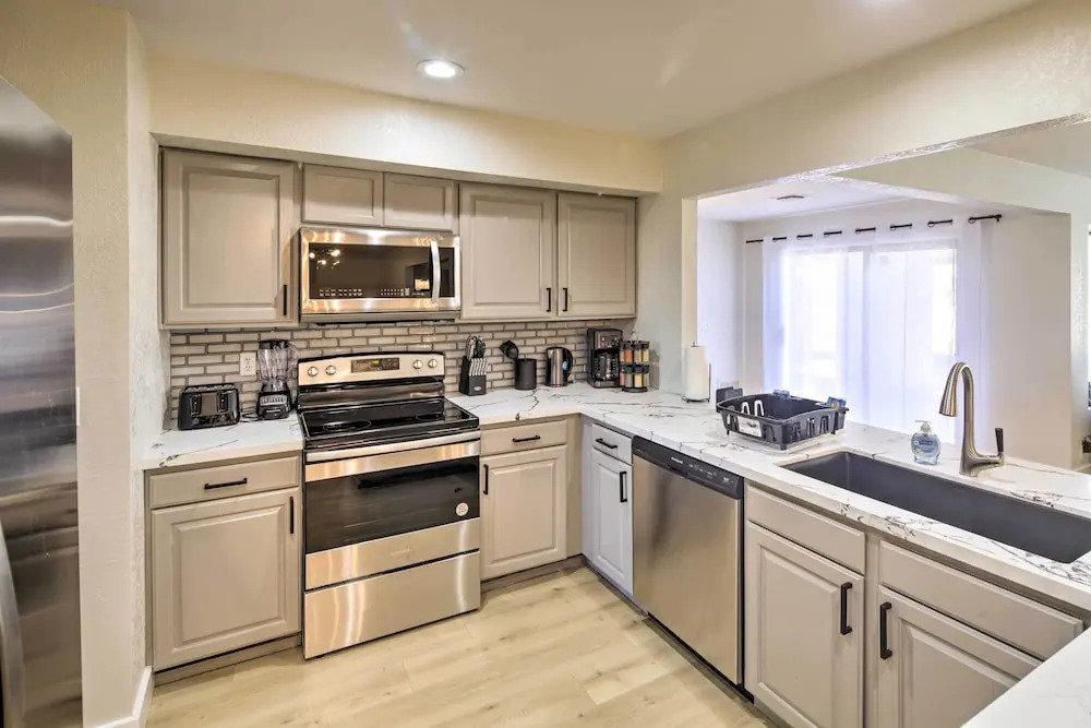 Modern Lake Havasu Retreat: Lake & Mountain Views!