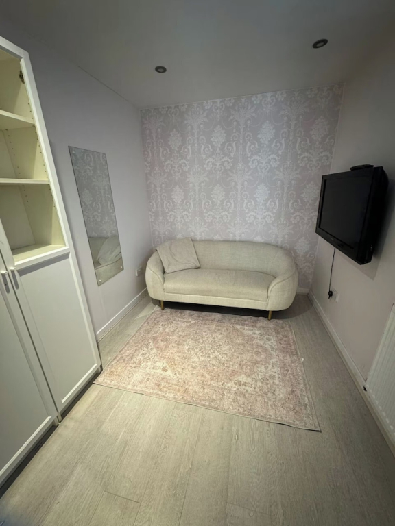 House - Sleeps 6 - Private Garden & Parking
