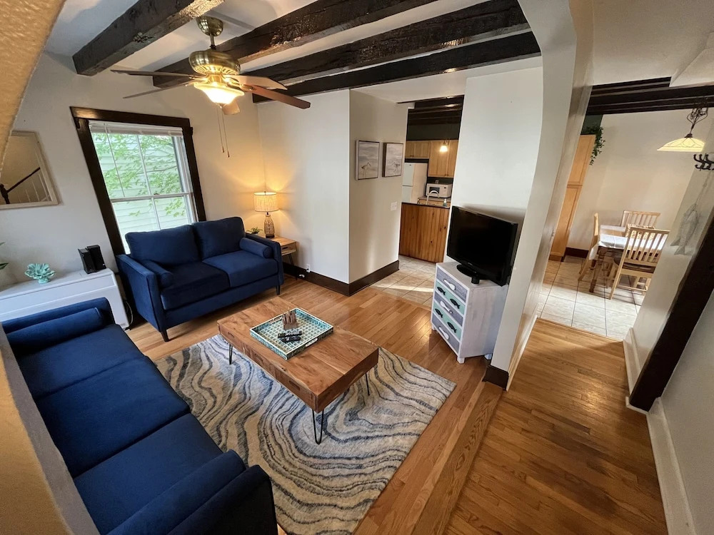 Cozy 3BR Beach House by the Sea