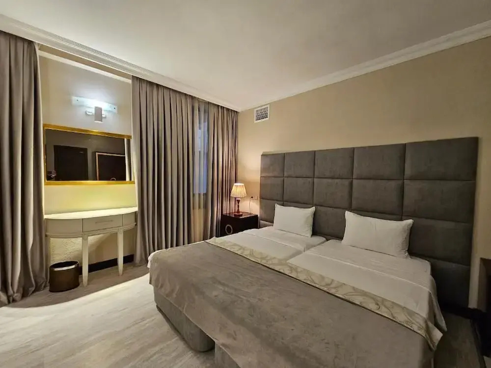 Crown Suites Hotel