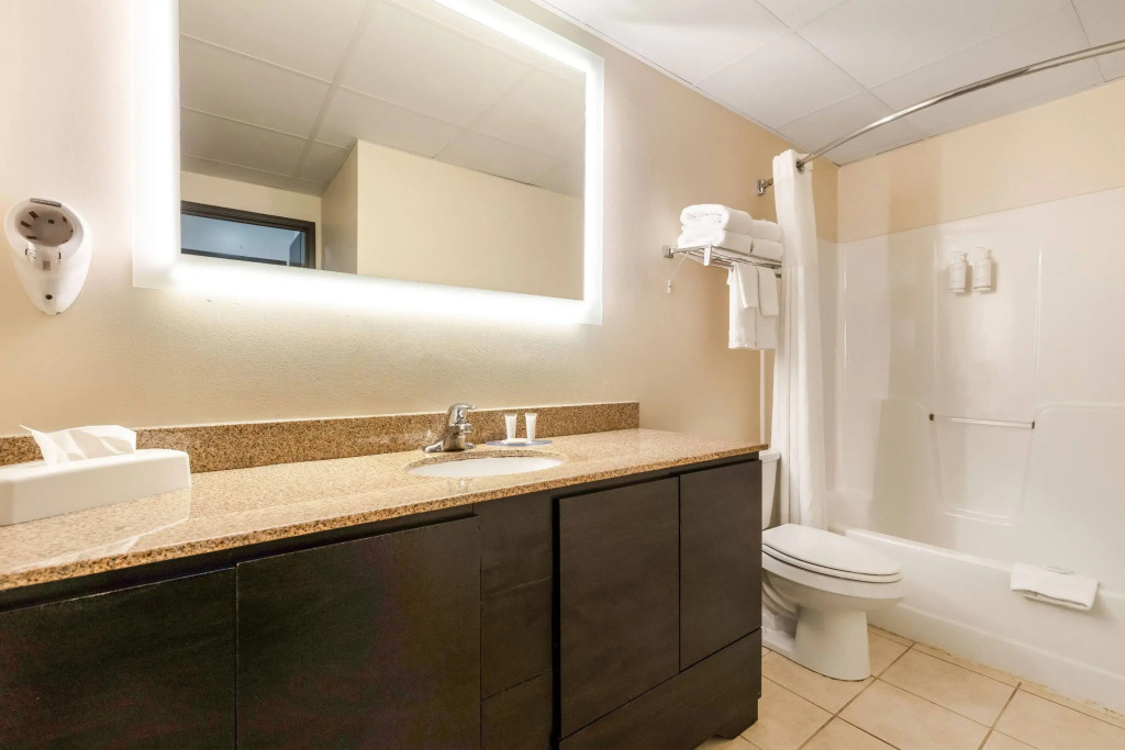 Howard Johnson by Wyndham Oacoma Hotel & Suites