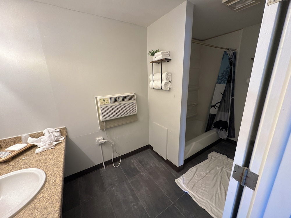 Tecumseh Inn & Suites