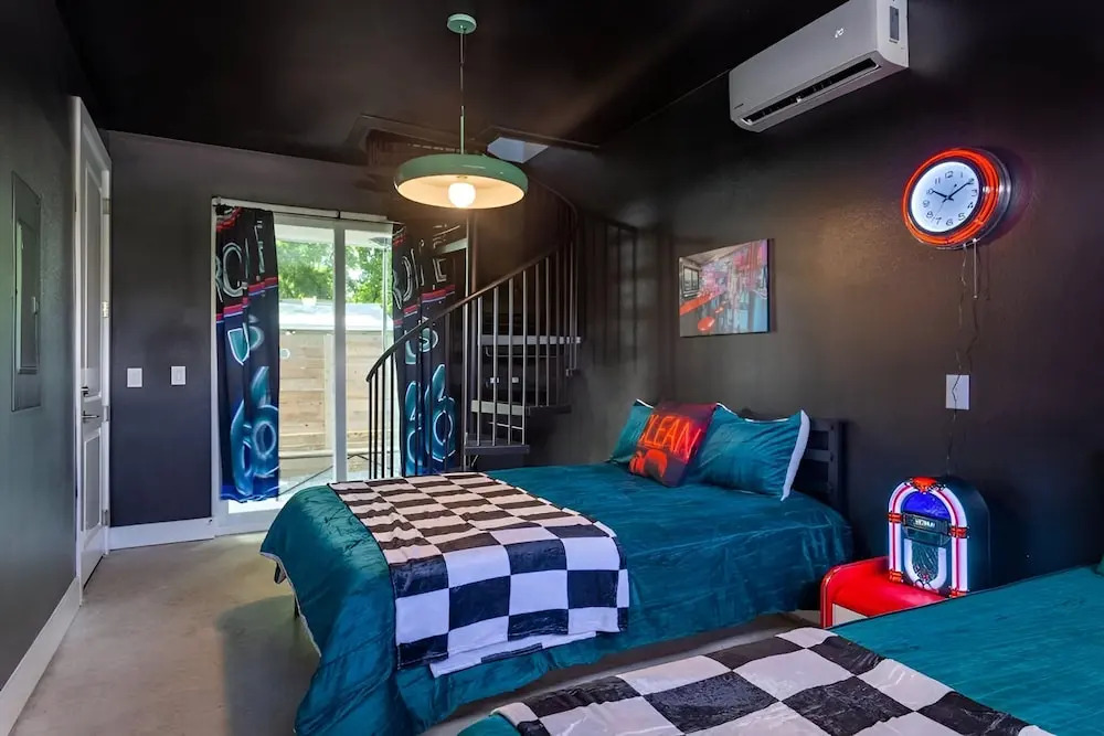 Heated Pool Haven w Hot Tub - Downtown 3 min