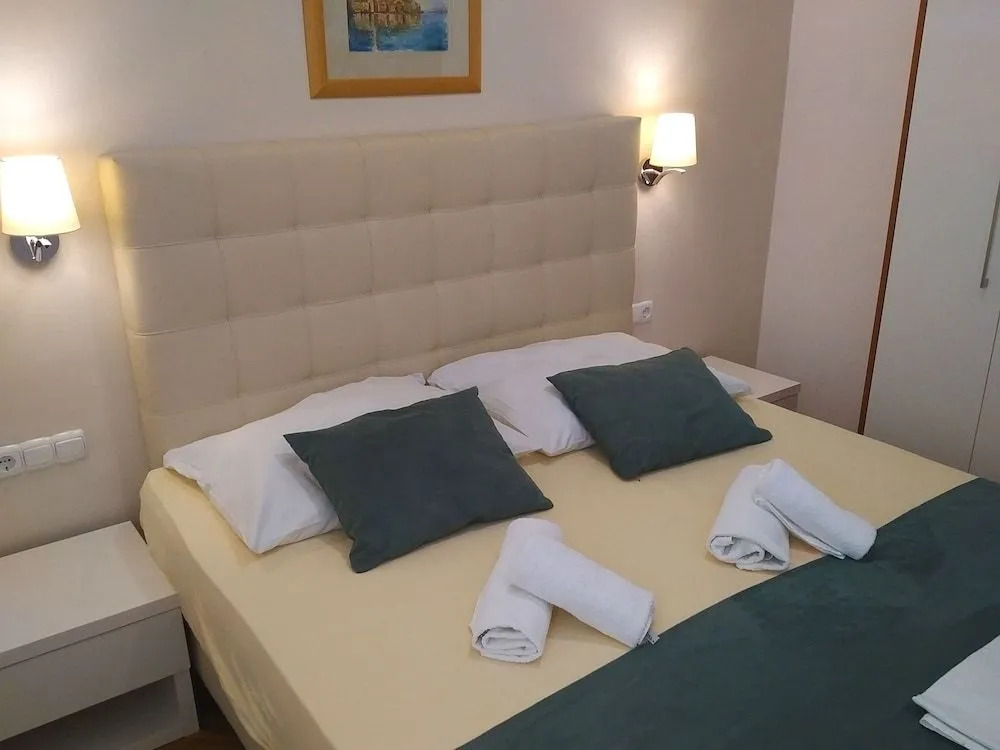 Luxury Apartments Villa Ruzmarina with New heated Infinity Pool and Lounge Area