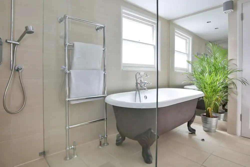 Artistic 3 Bedroom London Home With Garden