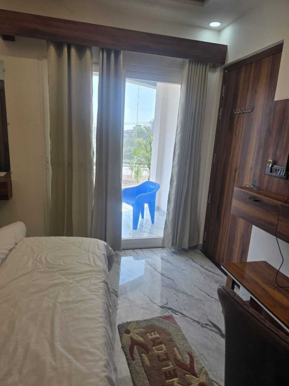 Hotel R R Tripathi