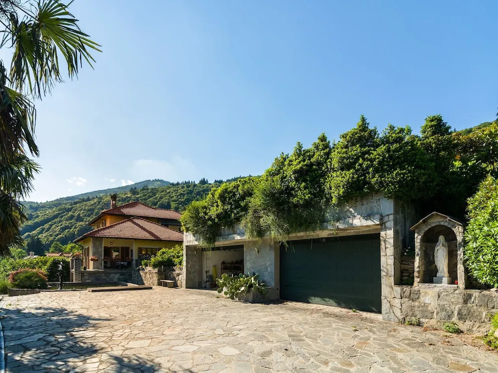 Villa With Private Pool and View of the Lake