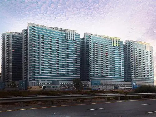 The Dubai Holiday Home, spacious 2 Bedroom Apartment, podium landscape view