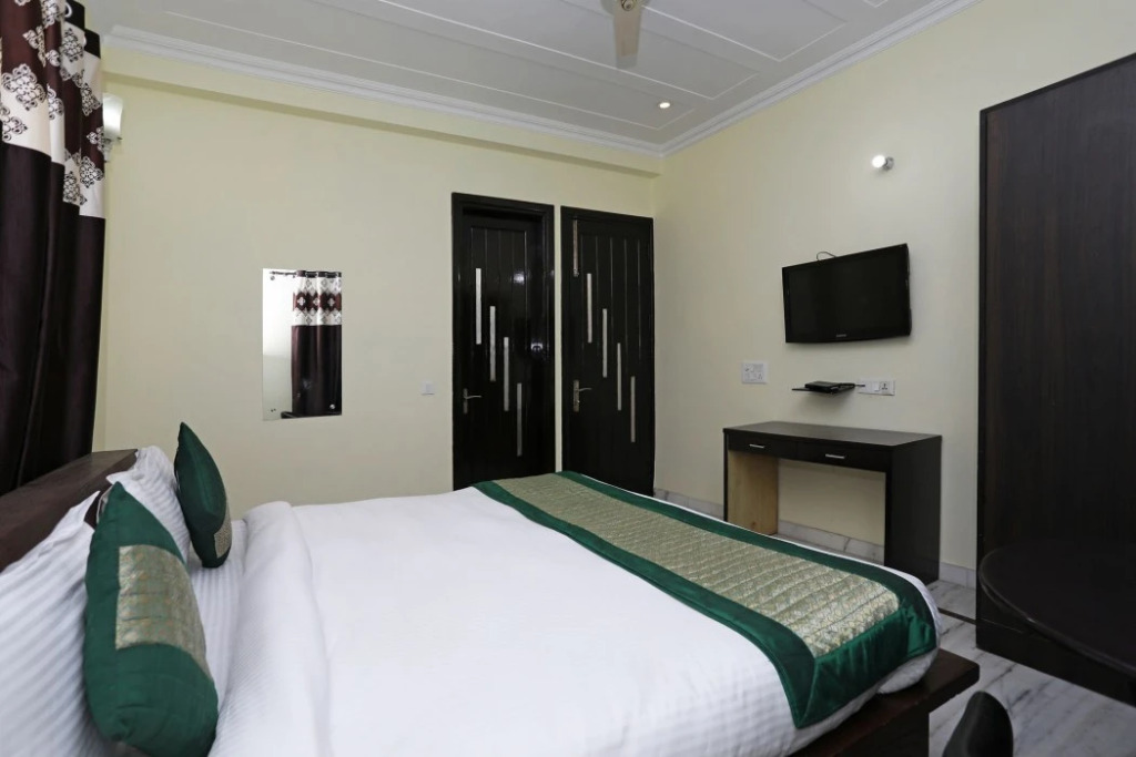 Oyo 11606 Hotel Diplomat Residency