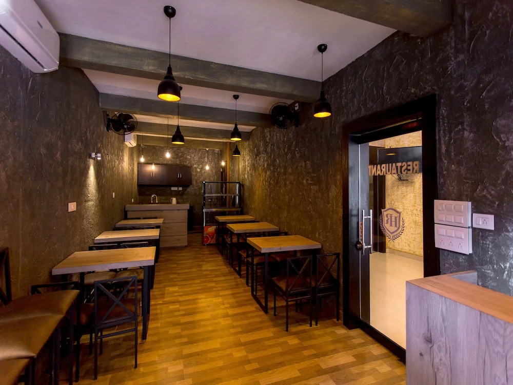 OYO 15974 Hala Residency