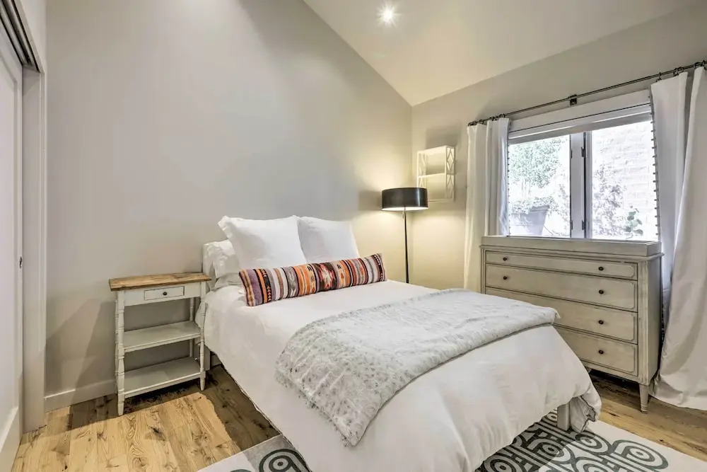 Tasteful Snowmass Escape < 1 Mi to Slopes!