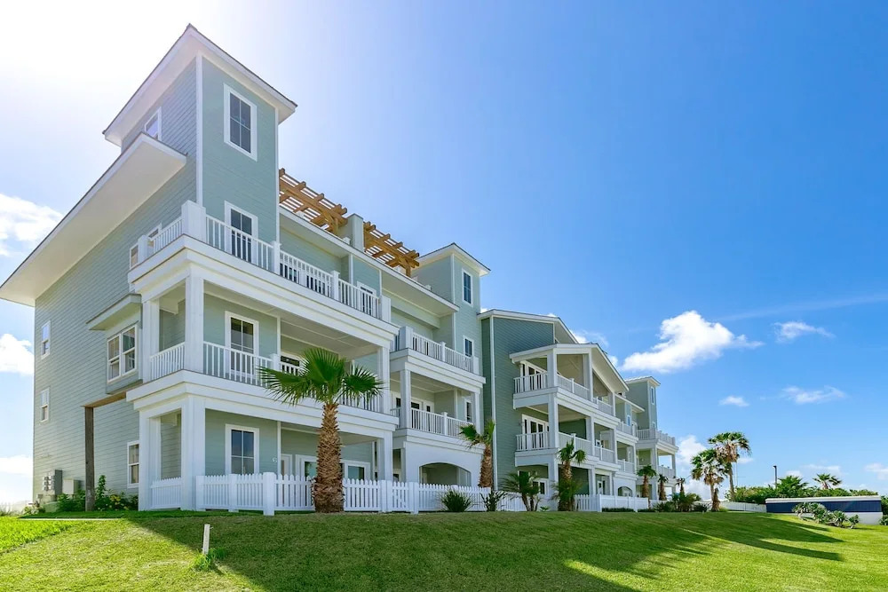 Luxe 3br/3.5ba W/ Hot Tub, Pool & 360-degree View 3 Bedroom Townhouse