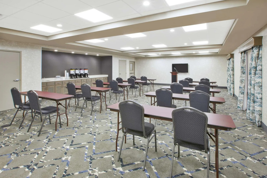 Hampton Inn & Suites Oakwood Village-Cleveland