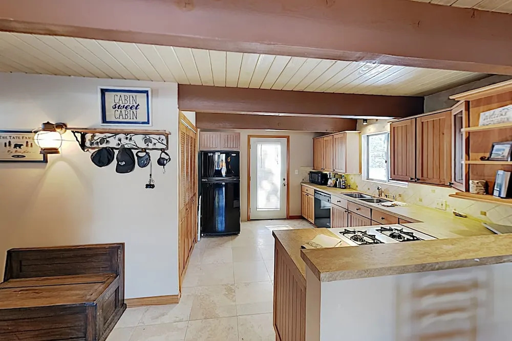 Cozy W/ Fireplace, Minutes To Skiing! 2 Bedroom Cabin