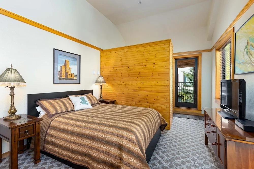2796 Slopeside 2 Bedroom Condo by RedAwning