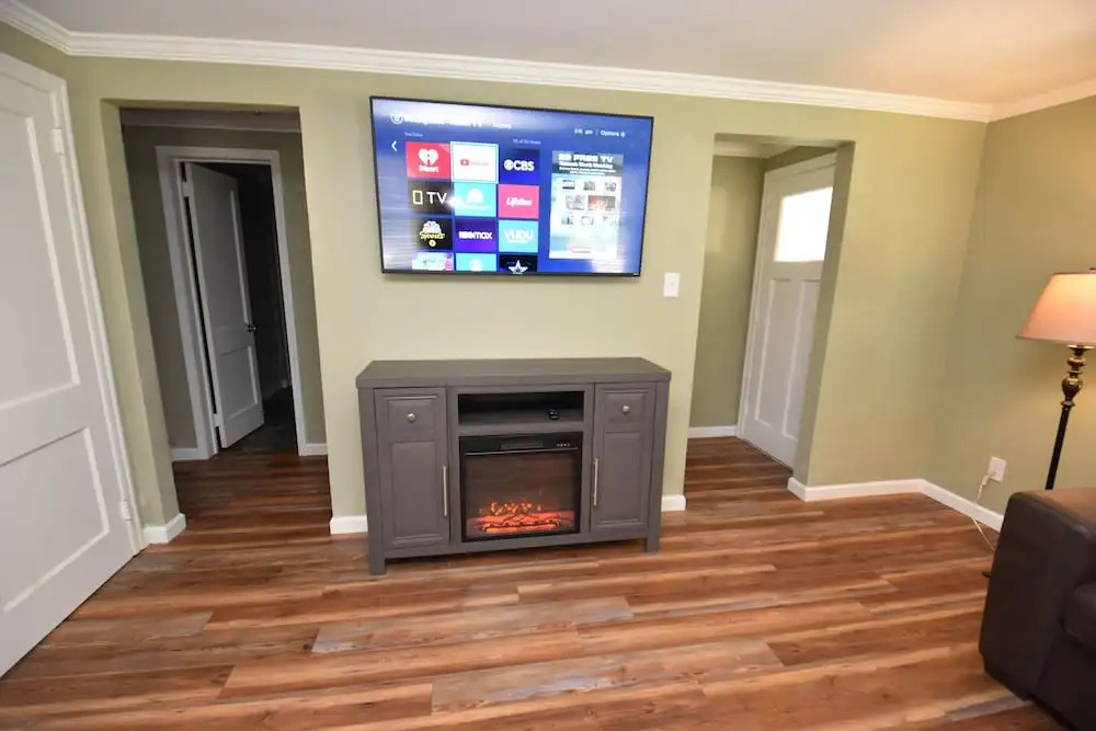 20 min Walk to ND 3 Bedroom 2 Bath Home 54475
