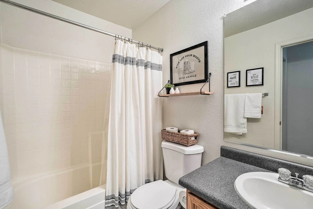 2 Mi to State Farm Stadium! Family-friendly Home