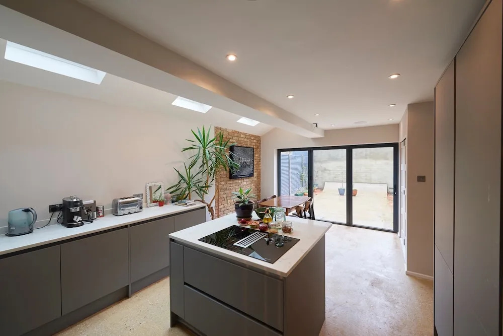 Modern 3 Bedroom House With Garden in Peckham
