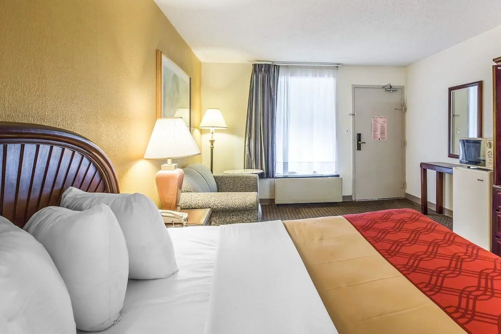 Econo Lodge Inn & Suites