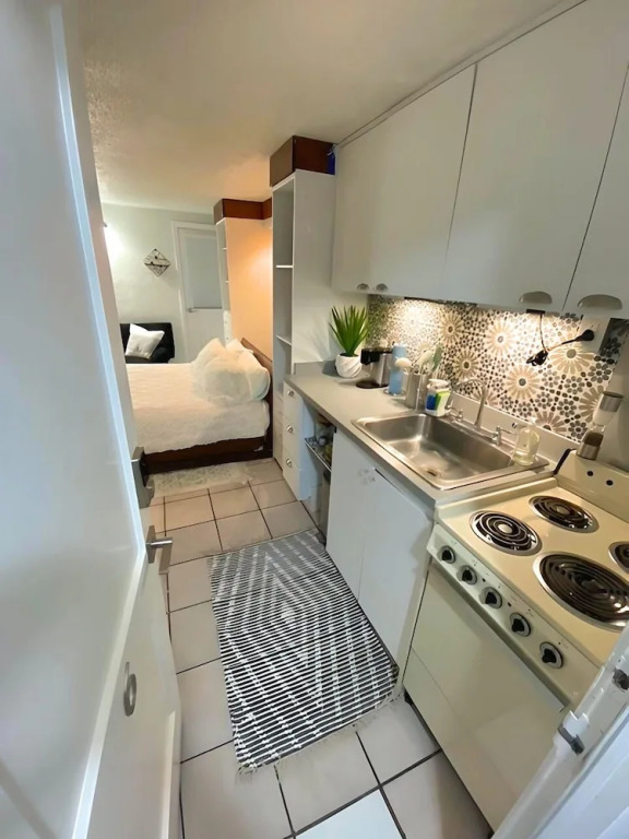 Cute 1940 Boutique Studio Condo by RedAwning