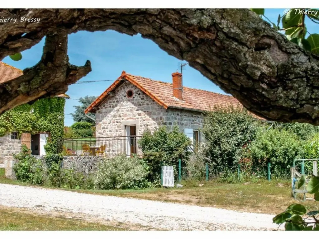 Gîte confortable avec piscine et animaux admis à Saint-André-dApchon - FR-1-496-143