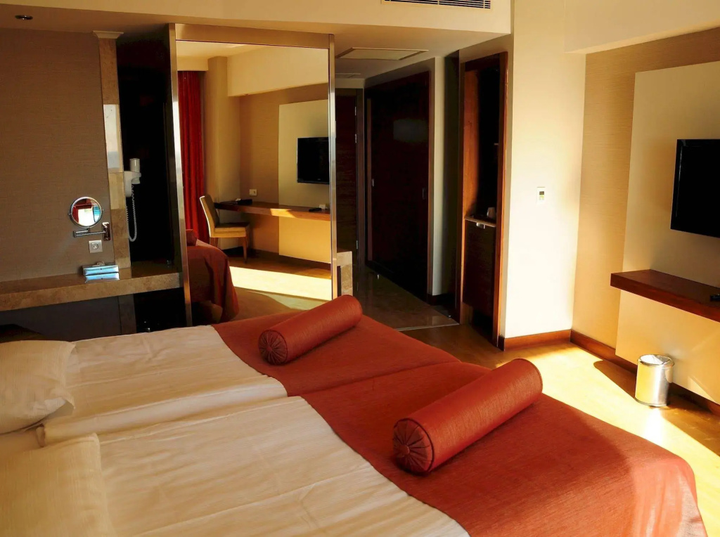 Commodore Elite Suites & Spa
