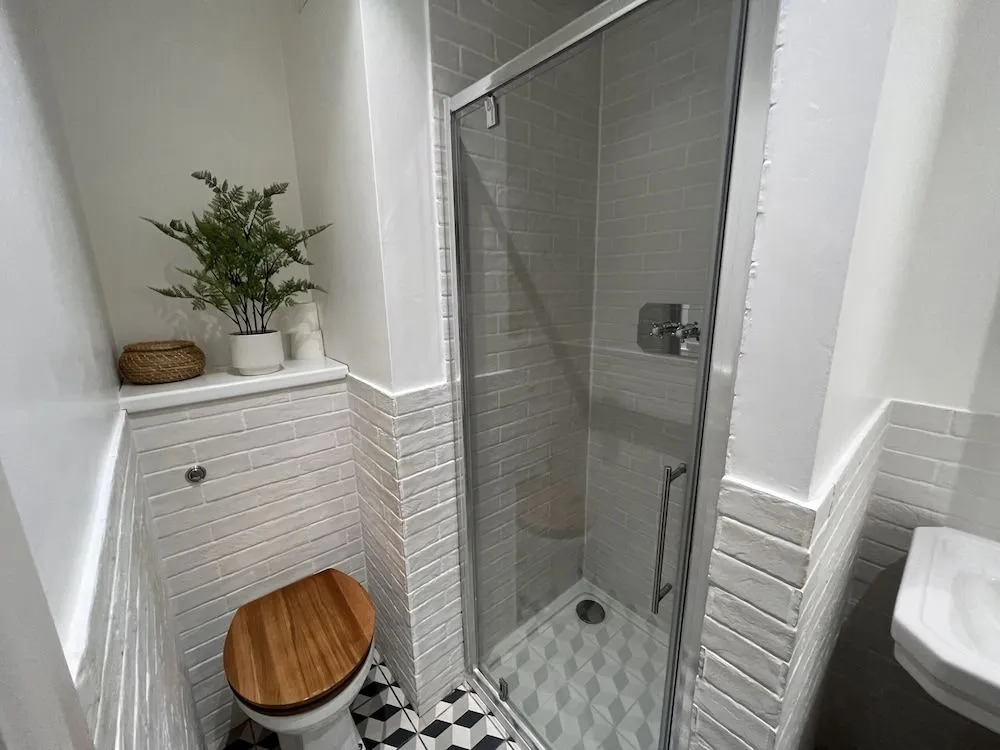 Cosy one bedroom apartments with free evening parking