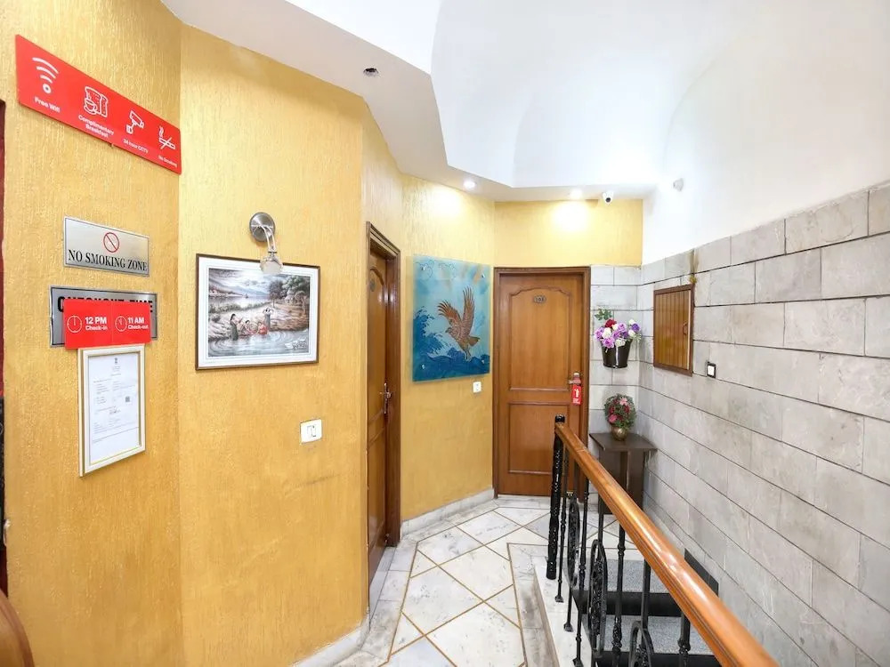 OYO 16376 Hotel Paras