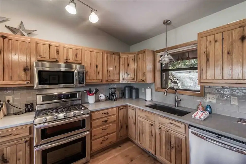 CenterView - Two Bedroom Cabin with Hot Tub
