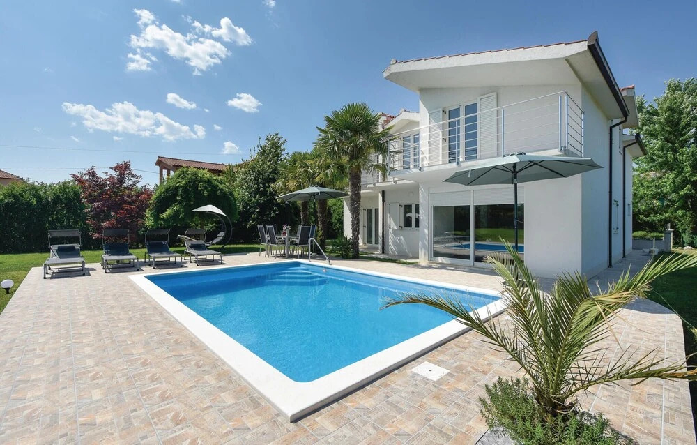 Two-Bedroom Holiday Home In Sinj