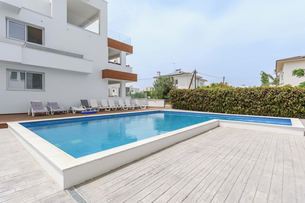 Lemon Tree 1-BR Apt & Pool in Livadia