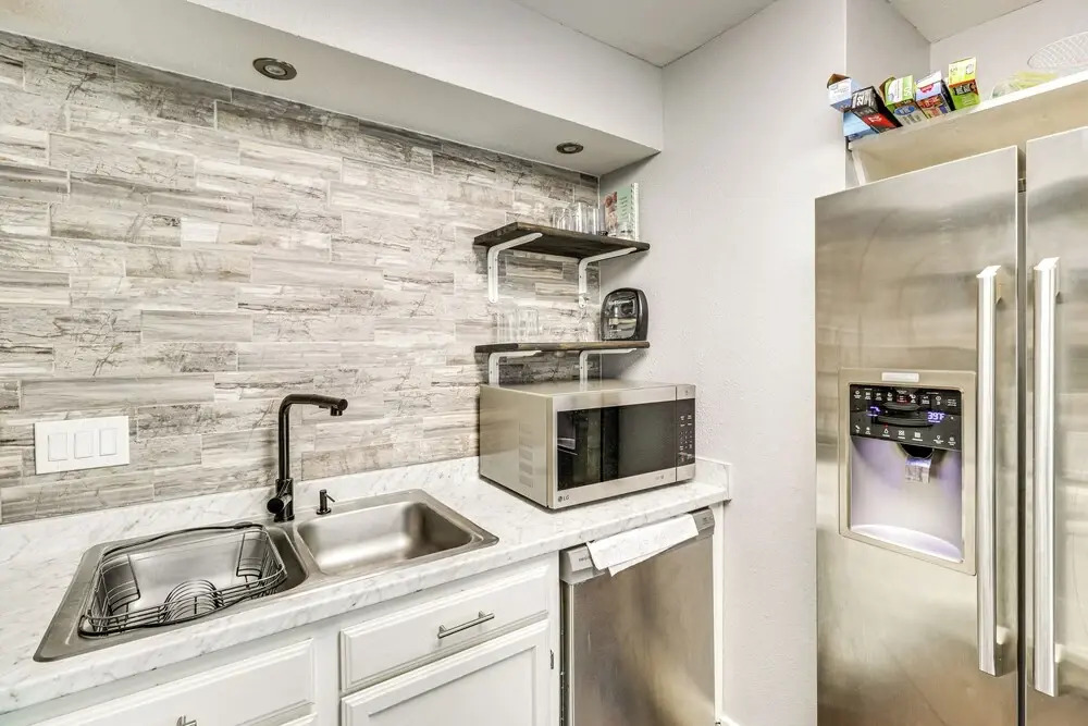 4 Mi to Dtwn: Gem w/ Pool Access & Patio in Austin