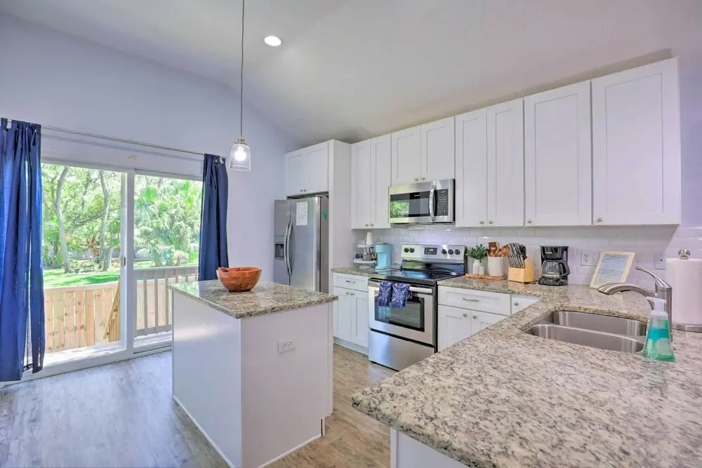 St Augustine Beach Cottage: Walk to Water!