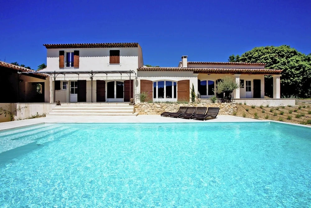 Villa in Provence With Infinity Pool
