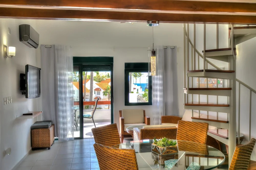 Oceanview Apartment With Large Balcony and Next to the Beach