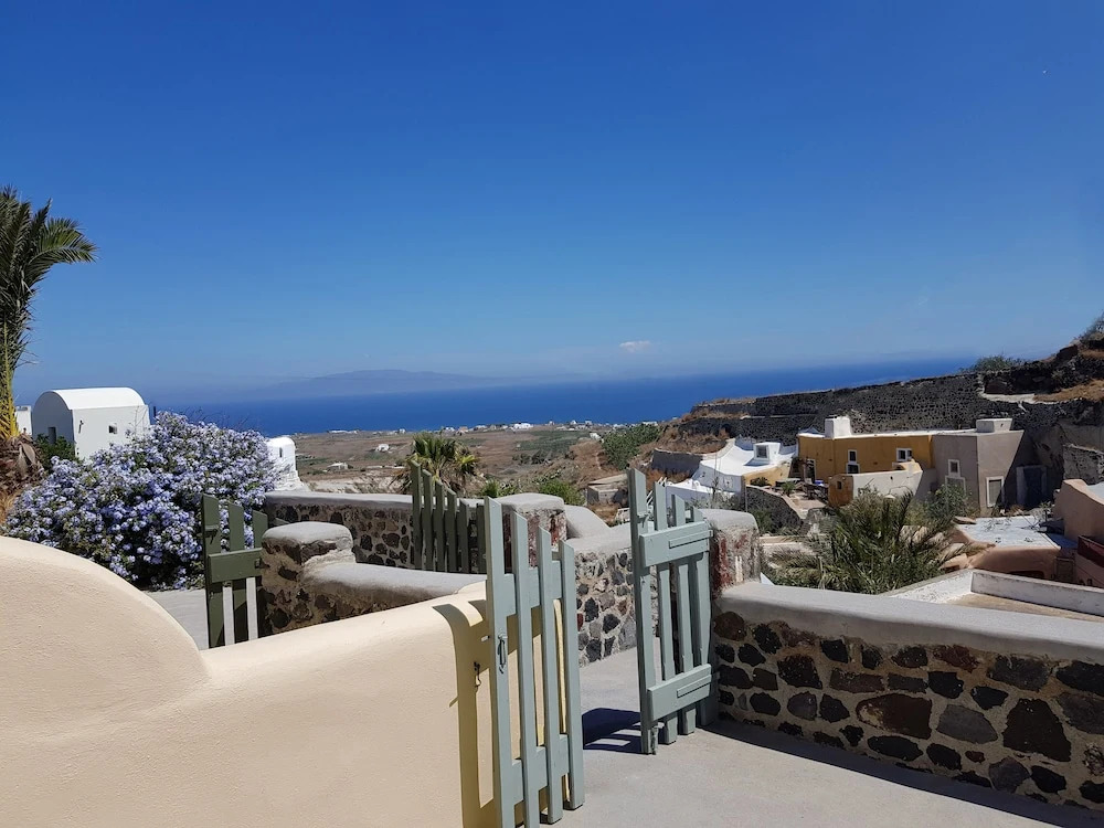 Neema Maison Finikia Santorini