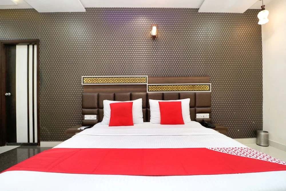 OYO 28122 Hotel C M Plaza