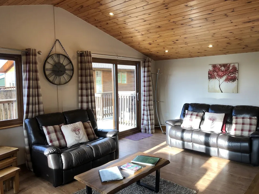 Woodpecker Lodge with Hot Tub
