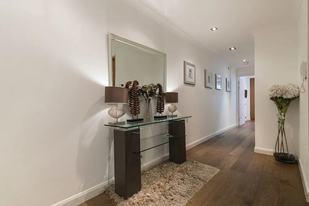 Three Bed Greville Luxury Apt Parking 1