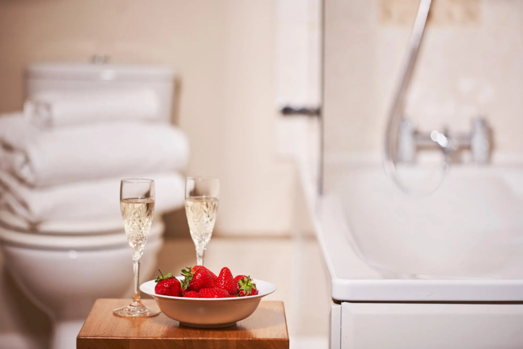 Swallows End – stylish bolthole with hot tub and pool in Dartmoor National Park