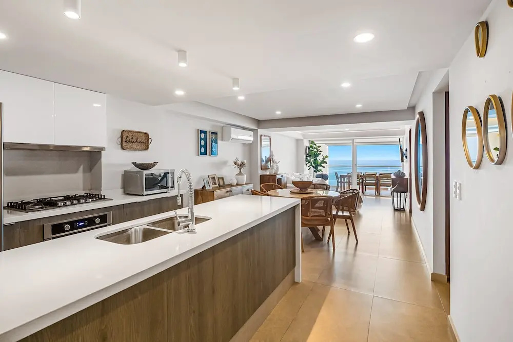 Luxury Apartment With Infinity Pool, Ocean Views, Balcony & Easy Downtown Access
