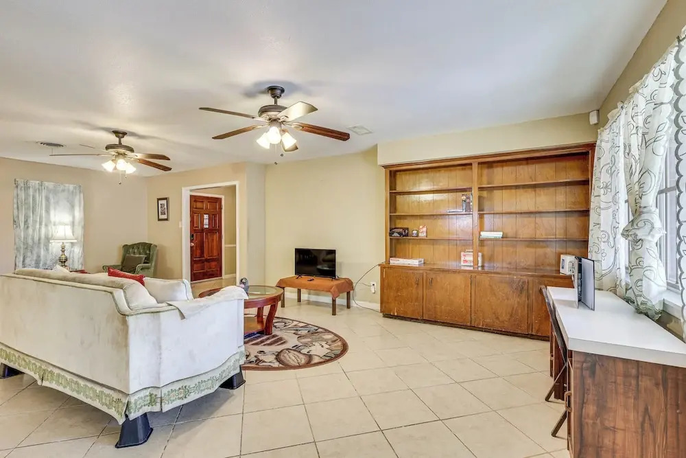 Quiet Houston Home w/ Porch - Near Park & Trails!