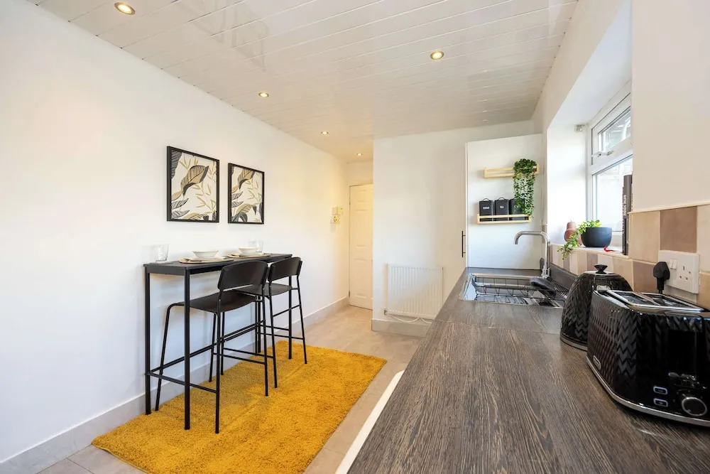 Spacious Apartment Near MCR Airport