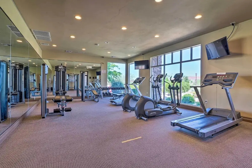 25 Mi to Zion: Rock 'n' Roll Condo w/ Mtn View!