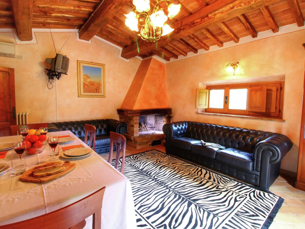 Rustic Villa with Private Pool near Montepulciano