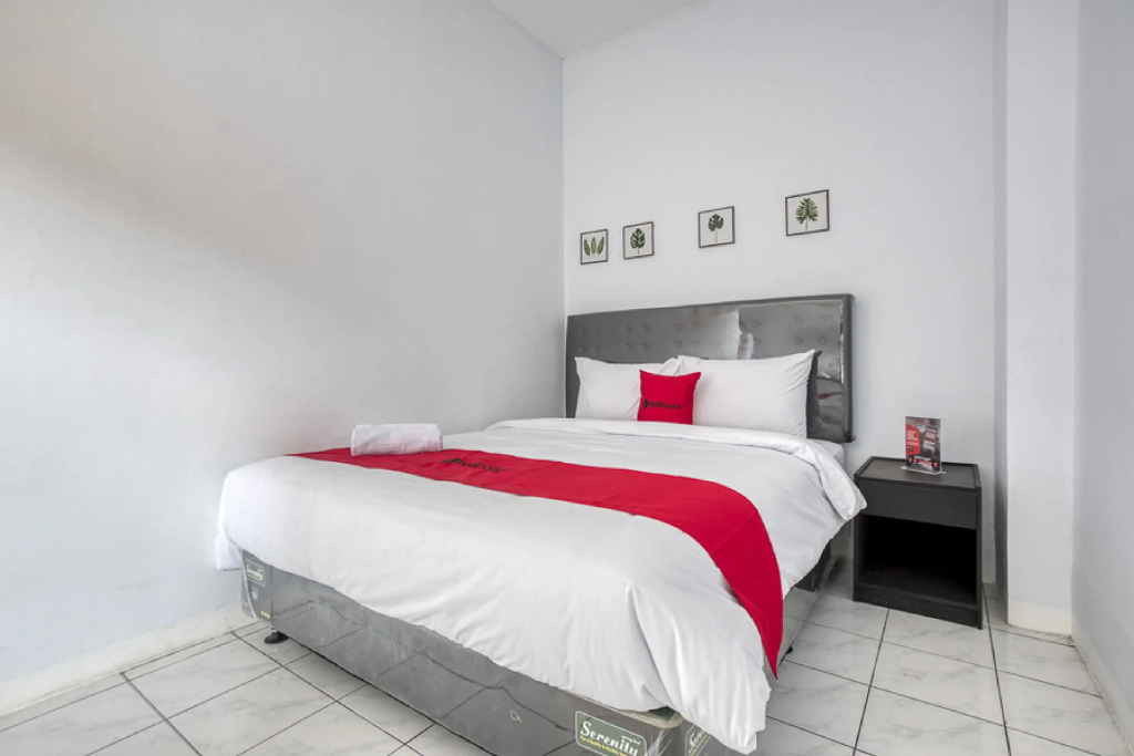 RedDoorz Plus near Jakarta Kota Station