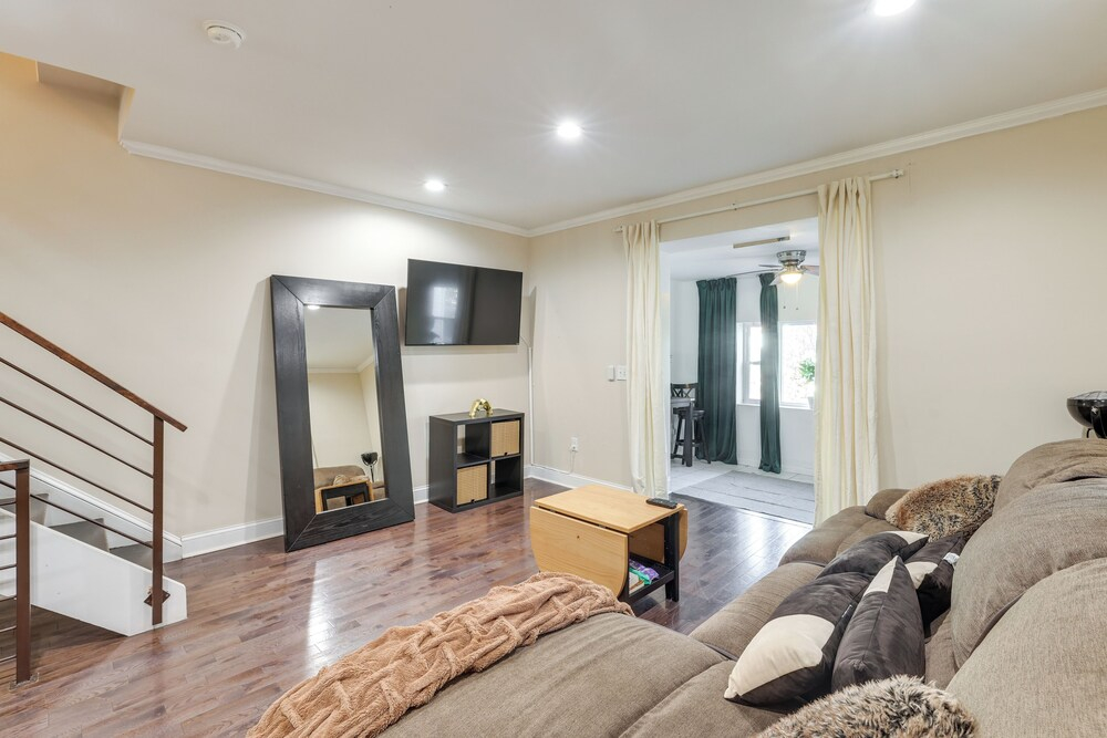 Pet Friendly! 3-story Home Near Lincoln Financial